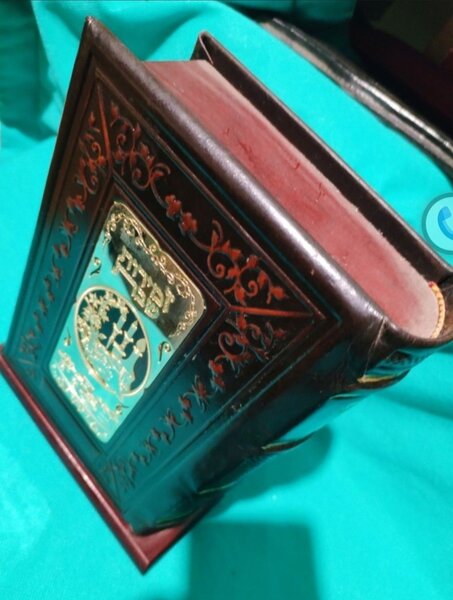 Caseta ebraica pentru carte sfanta imbracata in piele Tehilim veche